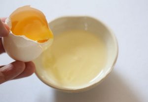 Cách dưỡng trắng da bằng lòng trắng trứng gà